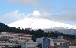 Vista dell'Etna imbiancata da Nicolosi: uno spettacolo mozzafiato