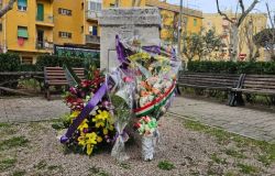 Il mazzo di fiori e la corona d'allora deposta sul monumento di piazza Segantini