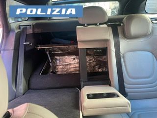 Operazione antidroga: la Polizia di Stato sequestra oltre 30 chili di cocaina stipati in un bagagliaio