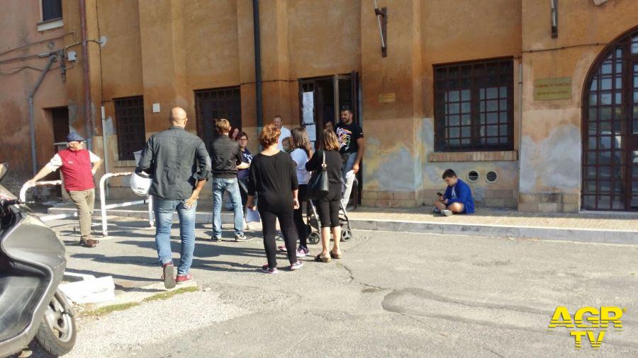 Palidoro, file per la mensa scolastica Palidoro, file per la mensa scolastica