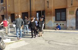 Palidoro, file per la mensa scolastica