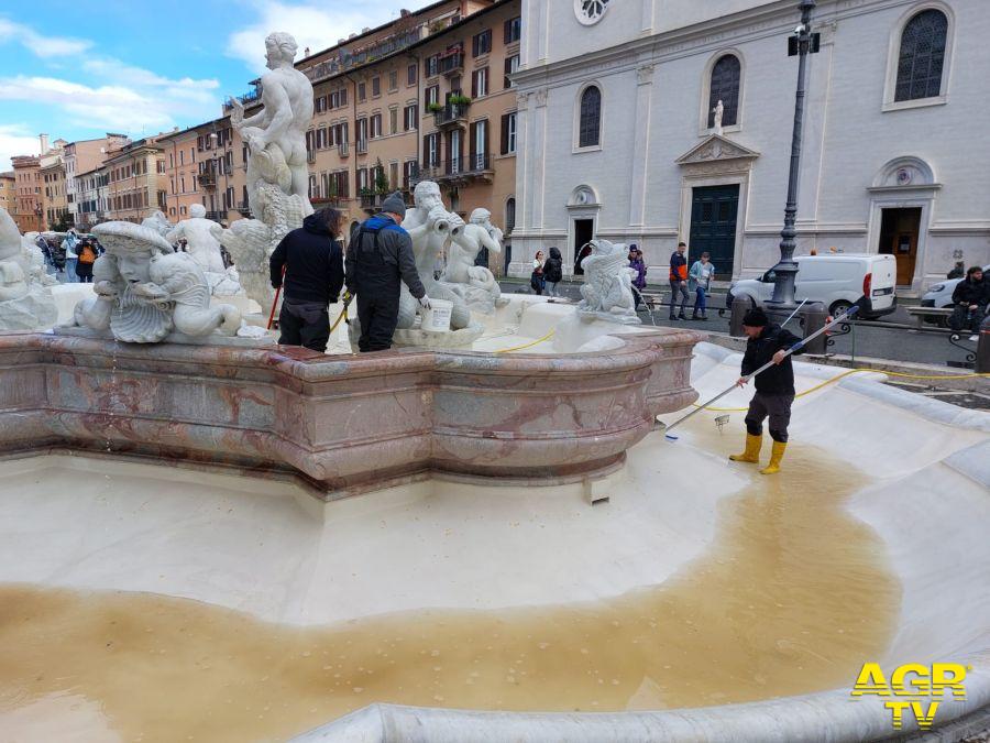 Fontana a piazza Navona con i tecnici che controllano eventuali fuoriuscite