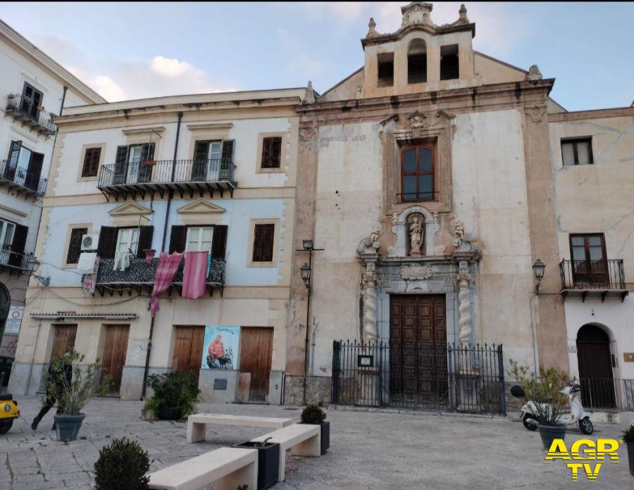 Piazza dei Beati Paoli la chiesa e Santa Maria di Gesù ph credit Francesco Remora