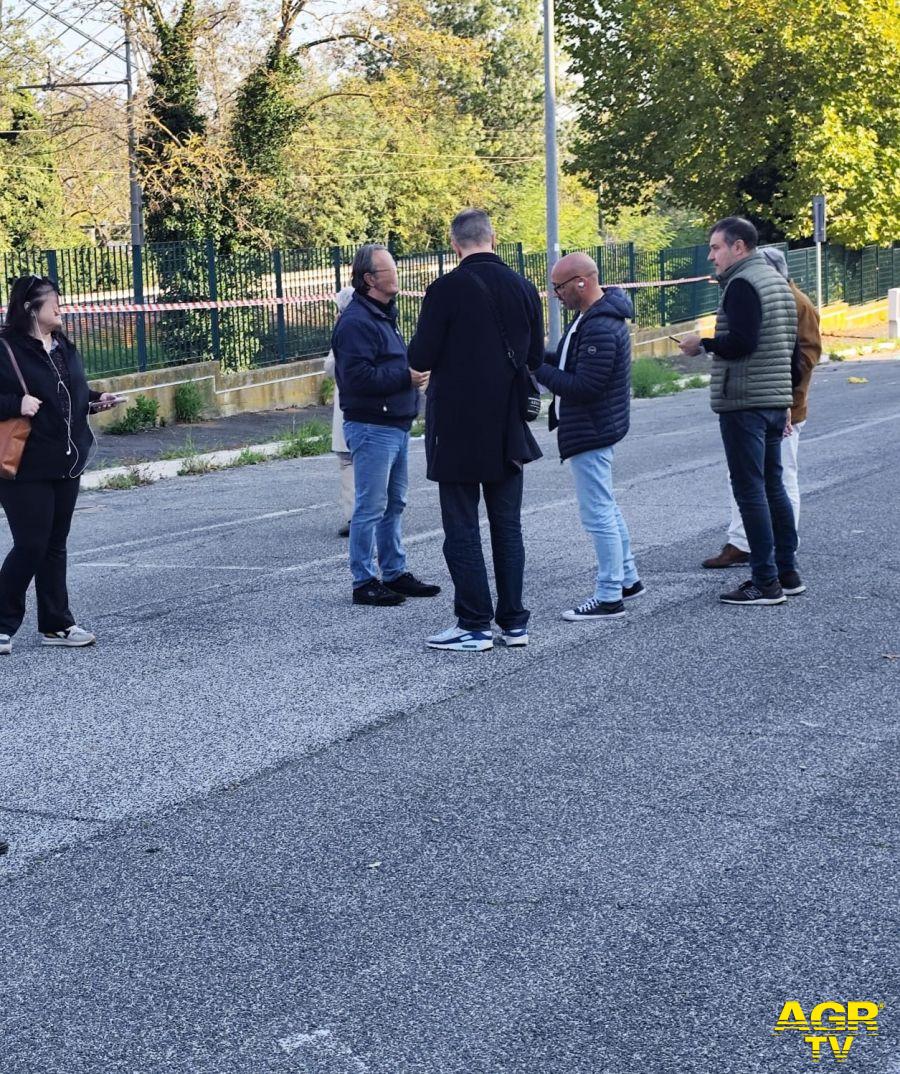 La riunione delle Commissioni municipali ieri mattina nell'area dove sarà realizzata la stazione