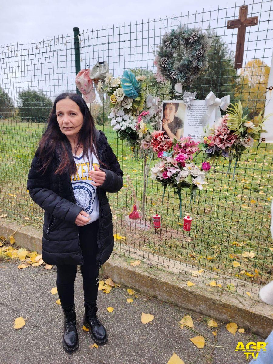 Daniela Salustri la madre di Riccardo Pica sul luogo dove è stato ritrovato Riccardo foto Gaetano Di Staso