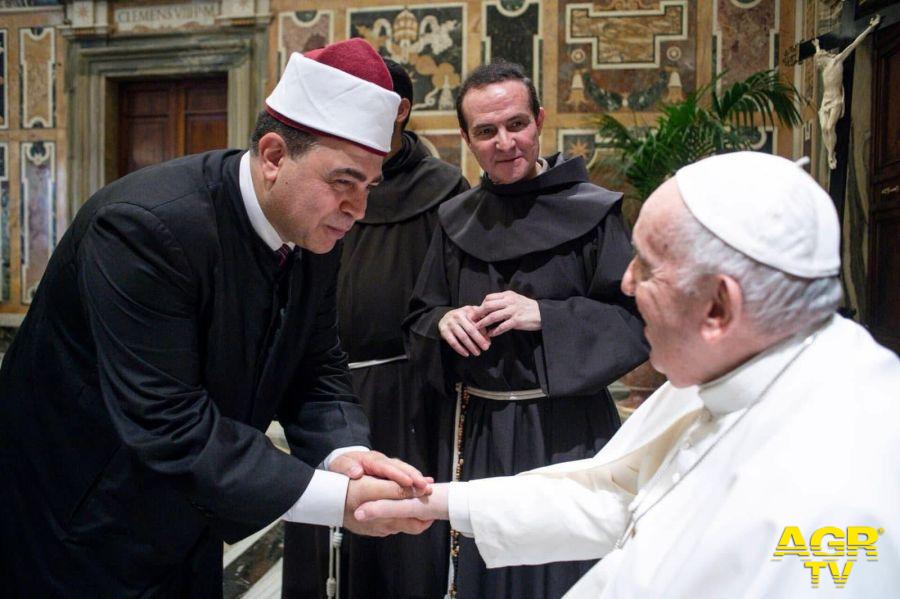 Roma, l'Imam della Grande Moschea in preghiera per Papa Francesco