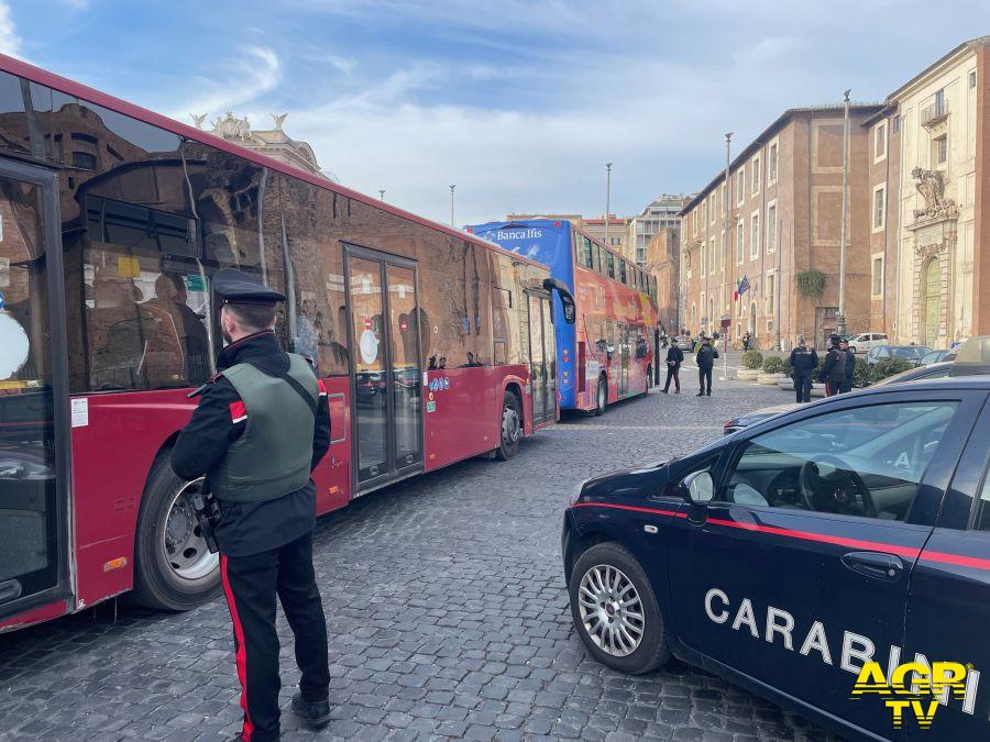 Carabinieri controlli bus e metro