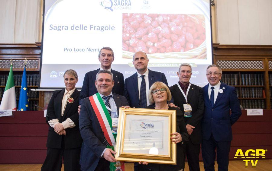 Certificato di qualità per la Sagra delle Fragole il sindaco Bertucci mostra il riconoscimento