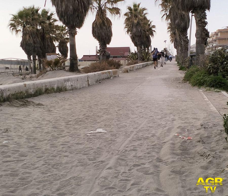 Ostia, la sabbia sul lungomare e la ciclabile deve essere rimossa, la denuncia di Azione