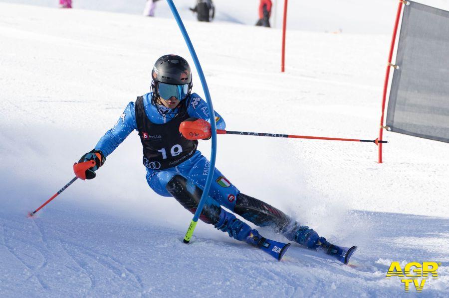 Sci, un atleta categoria Children impegnato in un passaggio tra i pali