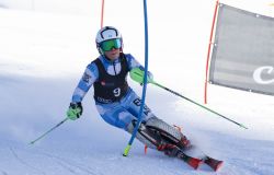 Sci, un atleta categoria Children impegnato in un passaggio tra i pali