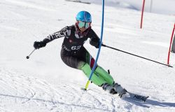 Sci, un atleta categoria Children impegnato in un passaggio tra i pali