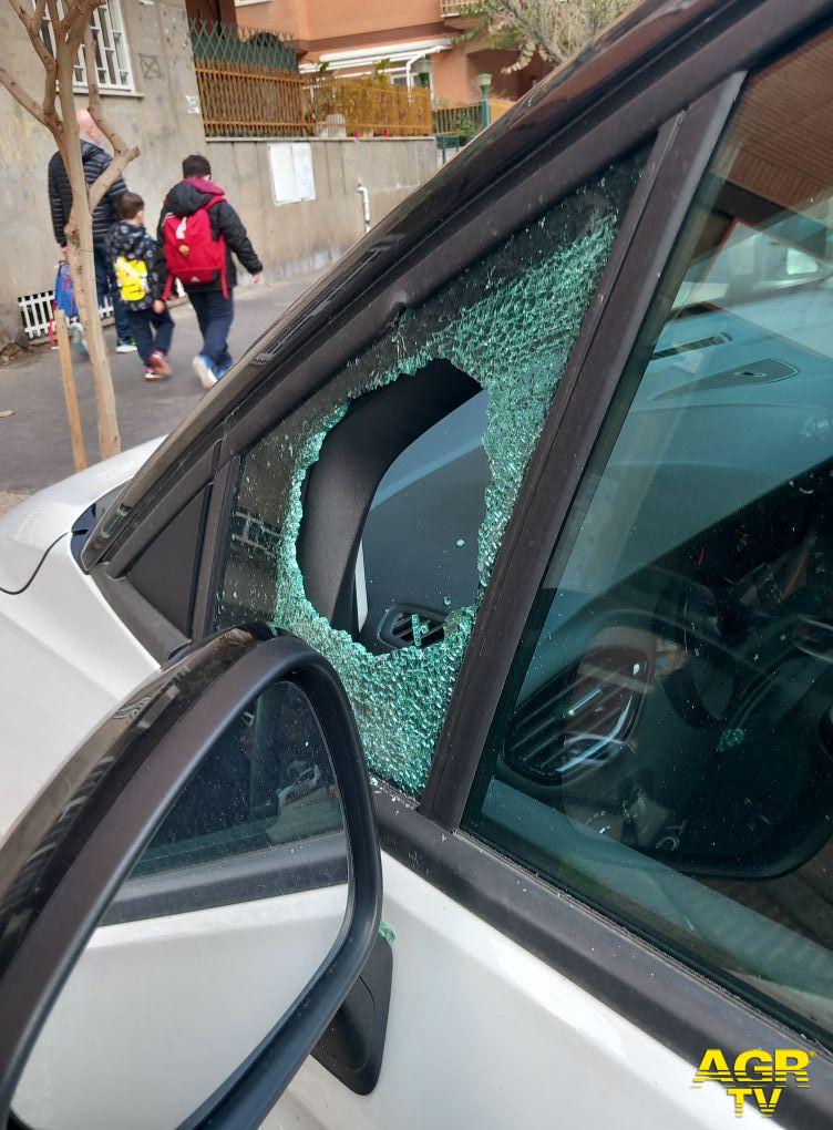 Ostia, furti su auto, deflettore danneggiato