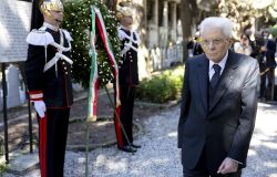 Il presidnete Mattarella al cimitero di Staglieno depone una corona d'alloro alla lapide dei caduti della Resistenza