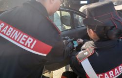 Carabinieri droga nascosta in un'auto