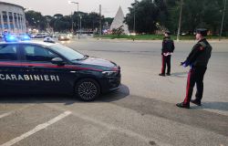 Roma, tenta di rubare uno smartphone, la vittima chiede aiuto ai Carabinieri che lo bloccano