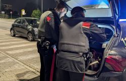 Roma Mostacciano, chiavi e grimaldelli in un sacchetto della spesa, denunciato un romano, sanzioni stradali