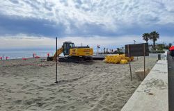 Il cingolato sulla spiaggia foto SCE del 18 aprile