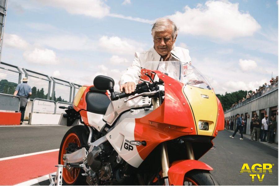 Yamaha Giacomo Agostini con la leggendaria YA-1 foto da comunicato stampa Yamaha Giacomo Agostini con la leggendaria YA-1 foto da comunicato stampa