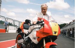 Yamaha Giacomo Agostini con la leggendaria YA-1 foto da comunicato stampa