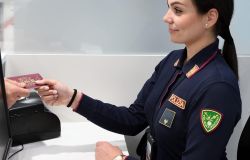 Polizia Frontiera controllo passaporti