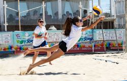 Spensieratezza, è questa la parola che descrive meglio l’atmosfera che si respira al Beach Volley Scuola. Oltre 600 studenti hanno affollato la Pinetina Beach Village di Ostia per aggiudicarsi i 4 tit