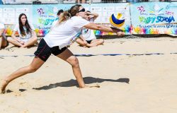 Spensieratezza, è questa la parola che descrive meglio l’atmosfera che si respira al Beach Volley Scuola. Oltre 600 studenti hanno affollato la Pinetina Beach Village di Ostia per aggiudicarsi i 4 tit