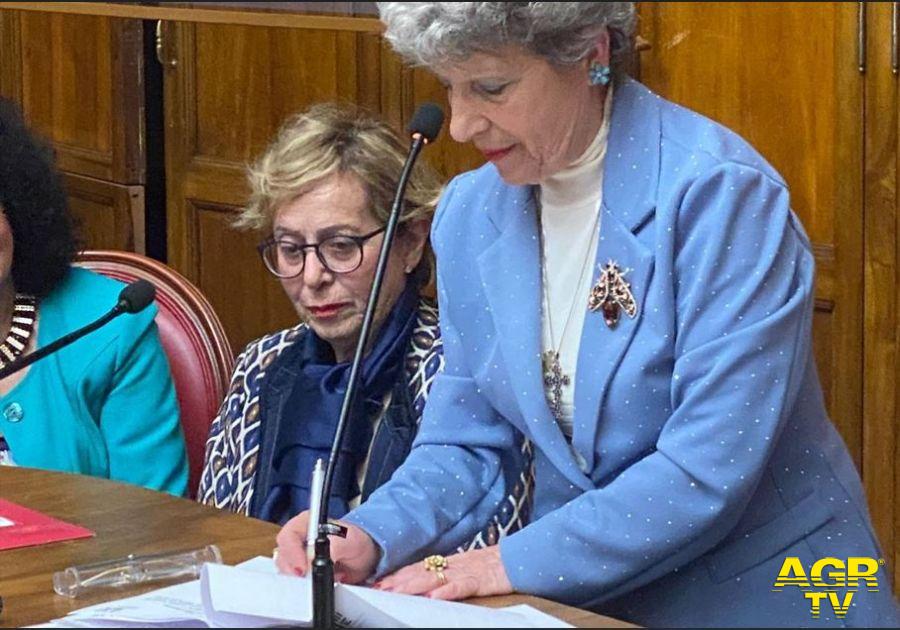 Maria Ruffino Aprile alla firma del Protocollo d’Intesa tra ANCI Lazio e le Università delle Tre Età della regione Maria Ruffino Aprile alla firma del Protocollo d’Intesa tra ANCI Lazio e le Università delle Tre Età della regione