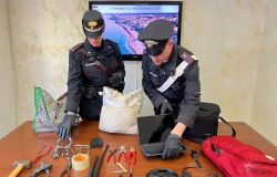 Ostia, furto in un' auto parcheggiata sul lungomare, in manette 62enne, recuperate valigie e bagagli di una turista francese