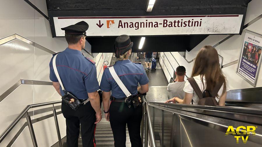 Carabinieri controlli nel centro storico metro Carabinieri controlli nel centro storico metro