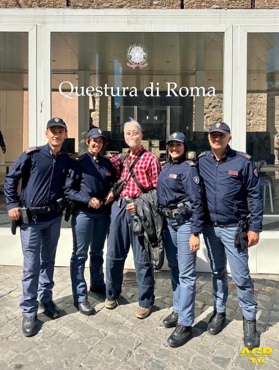 Polizia gli agenti che hanno ritrovato il turista di origini canadesi Polizia gli agenti che hanno ritrovato il turista di origini canadesi
