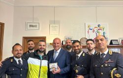 Roma, era stato derubato di un mazzo di carte da 1200 euro, la Polizia arresta il ladro e lo Youtuber Cicciogamer89 ringrazia gli agenti