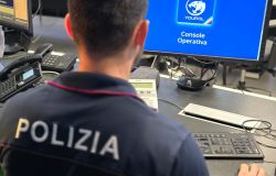 Guidonia, brindisi di compleanno a mezzanotte, un clic su Youpol rovina la festa dell'uomo ai domiciliari e fa scattare le manette