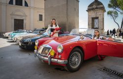 Ostia, raduno d'auto d'epoca MG per inclusione e beneficienza, tour e soste sul lungomare