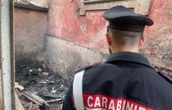 Roma, danno fuoco per giocoad uno stabile disabitato, denunciati 4 minorenni