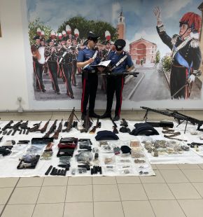 Aprilia, rinvenuto arsenale di armi da guerra e comuni, in manette spagnolo di 46 anni