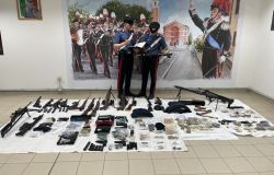 Aprilia, rinvenuto arsenale di armi da guerra e comuni, in manette spagnolo di 46 anni