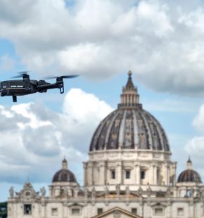 Roma San Pietro, Intronizzazione Papa Leone XIV, i droni della polizia controllano dall'alto