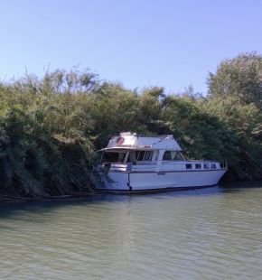 Tevere, a Capo due rami imbarcazione di 18 metri apparentemente abbandonata minaccia la sicurezza della navigazione