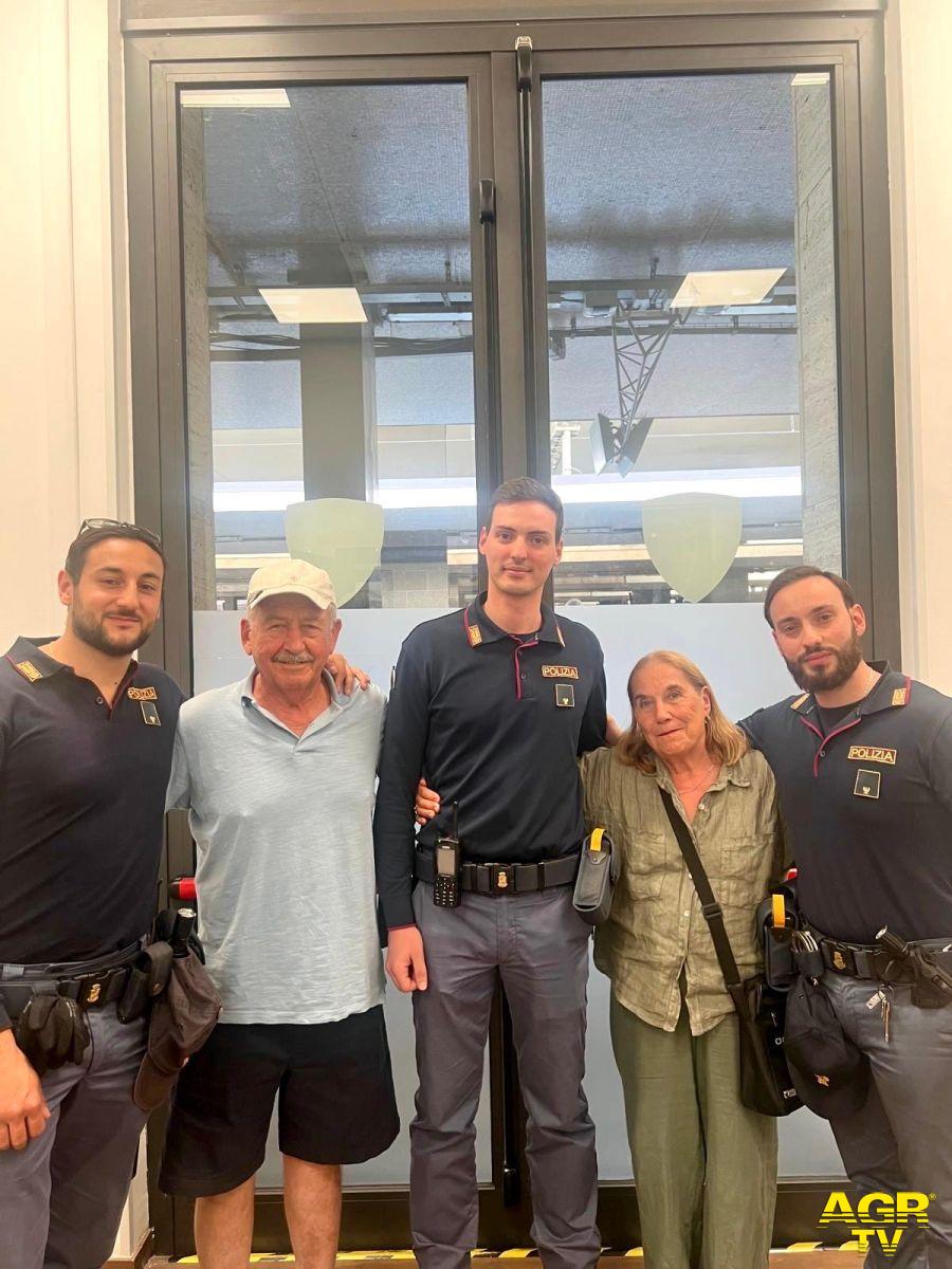 Polizia la turista argentina ringrazia gli agenti che gli hanno restituito il passaporto Polizia la turista argentina ringrazia gli agenti che gli hanno restituito il passaporto