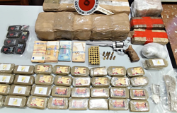Roma Magliana, scoperta centrale di spaccio, in manette 30enne, oltre alla droga rinvenuta anche una pistola e munizioni