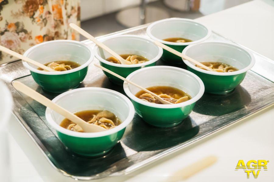Cappelletti ripieni di kimchi in brodo di albicocche alla brace Cappelletti ripieni di kimchi in brodo di albicocche alla brace