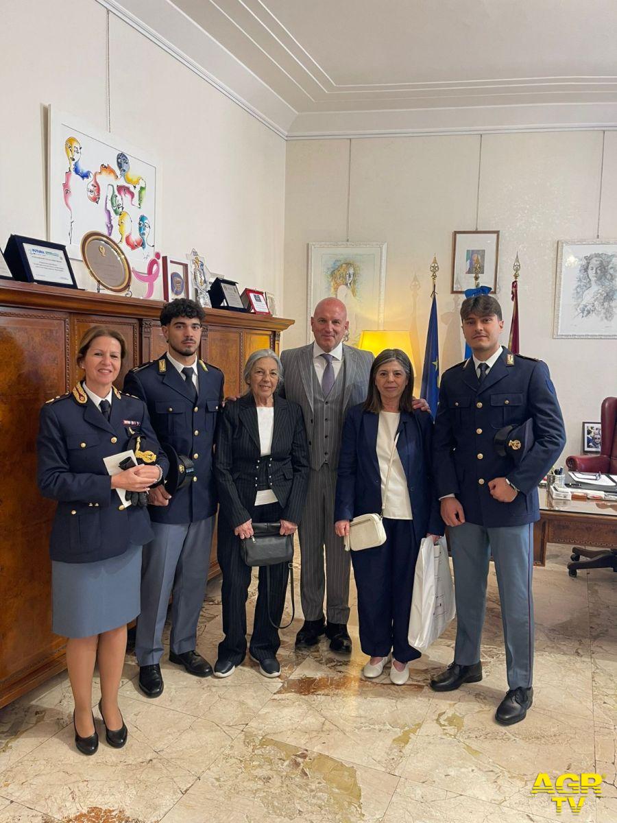 L'anziana con le figlie e gli agenti che l'hanno ritrovata nell'Ufficio del Questore Massucci L'anziana con le figlie e gli agenti che l'hanno ritrovata nell'Ufficio del Questore Massucci