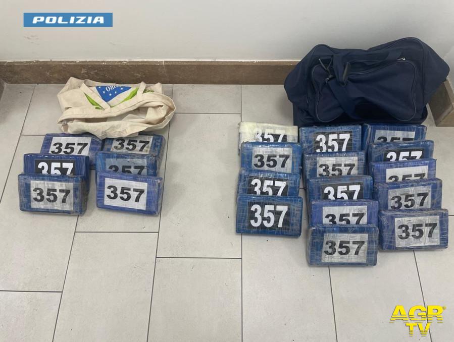 Sorpresi con oltre 23kg di cocaina e diverso denaro contante Sorpresi con oltre 23kg di cocaina e diverso denaro contante