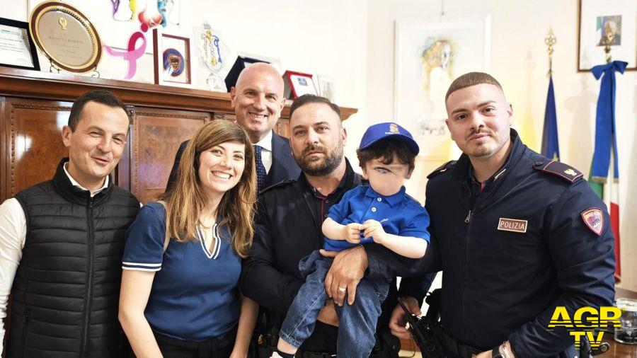 Polizia gli agenti co il piccolo Tommy ed i famigliari in Questura Polizia gli agenti co il piccolo Tommy ed i famigliari in Questura