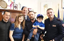 Roma, Tommy diciotto mesi, strappato alle fiamme dal coraggio di due poliziotti