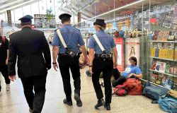 Roma Termini, nuovo blitz dei Carabinieri, due arresti e 9 persone denunciate, fermato ladro di scarpe