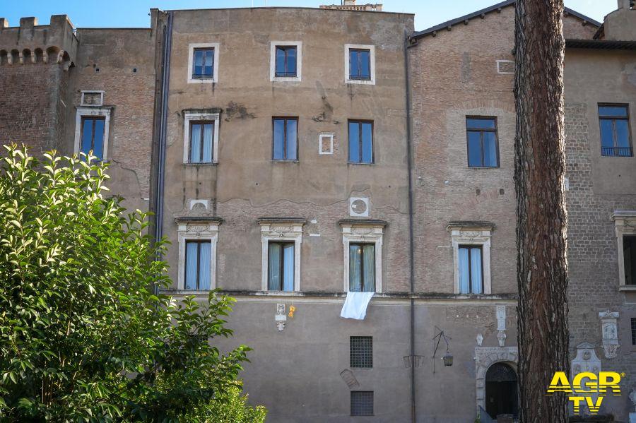 Sudario esposto da una finestra del Campidoglio Sudario esposto da una finestra del Campidoglio