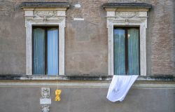 Sudario esposto da una finestra del Campidoglio