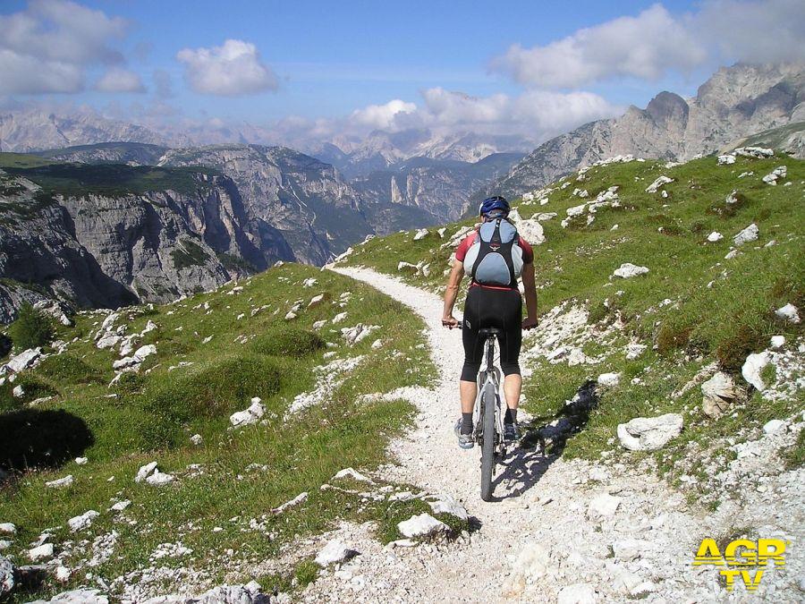 Escursione in mountain-bike in montagna foto pixabay Escursione in mountain-bike in montagna foto pixabay